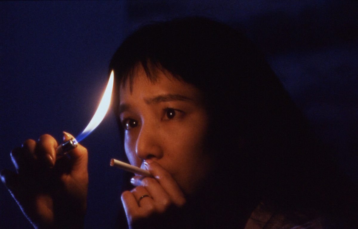 嚙む女